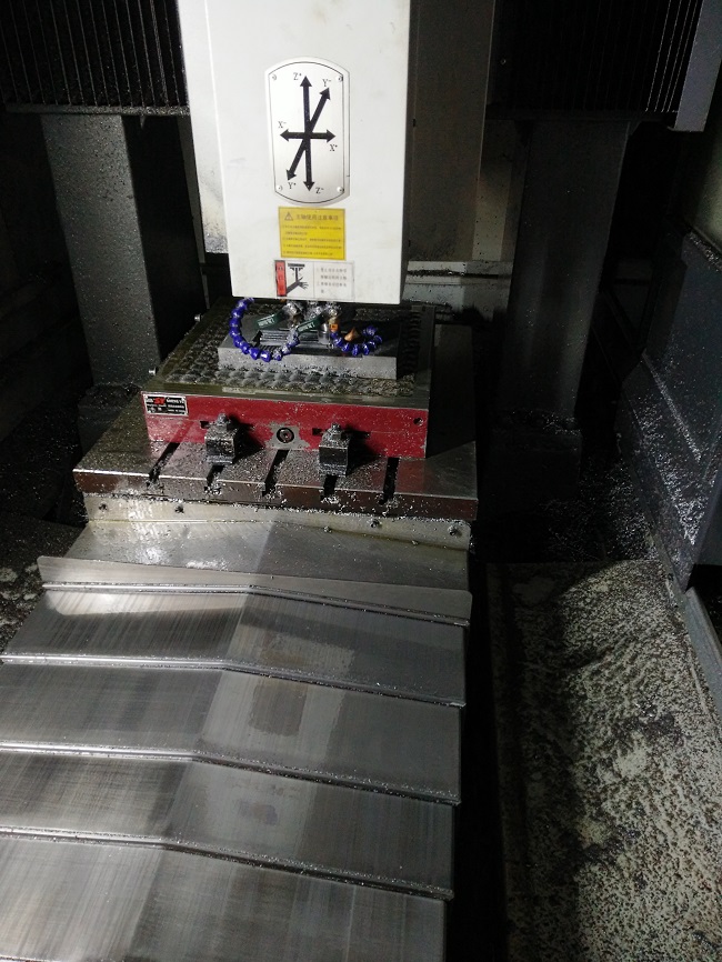 真在加工生產毛刷（shuā）模具生產設備圖片