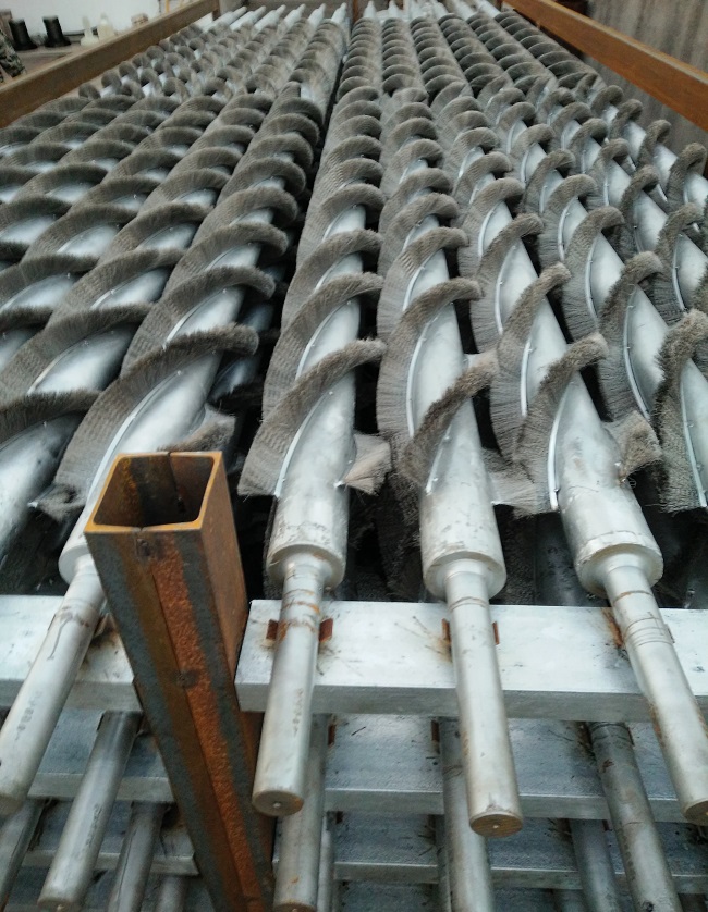 生（shēng）產（chǎn）加（jiā）工的（de）鋼絲工業毛（máo）刷長度3.9米長度的鋼絲毛刷輥（gǔn）